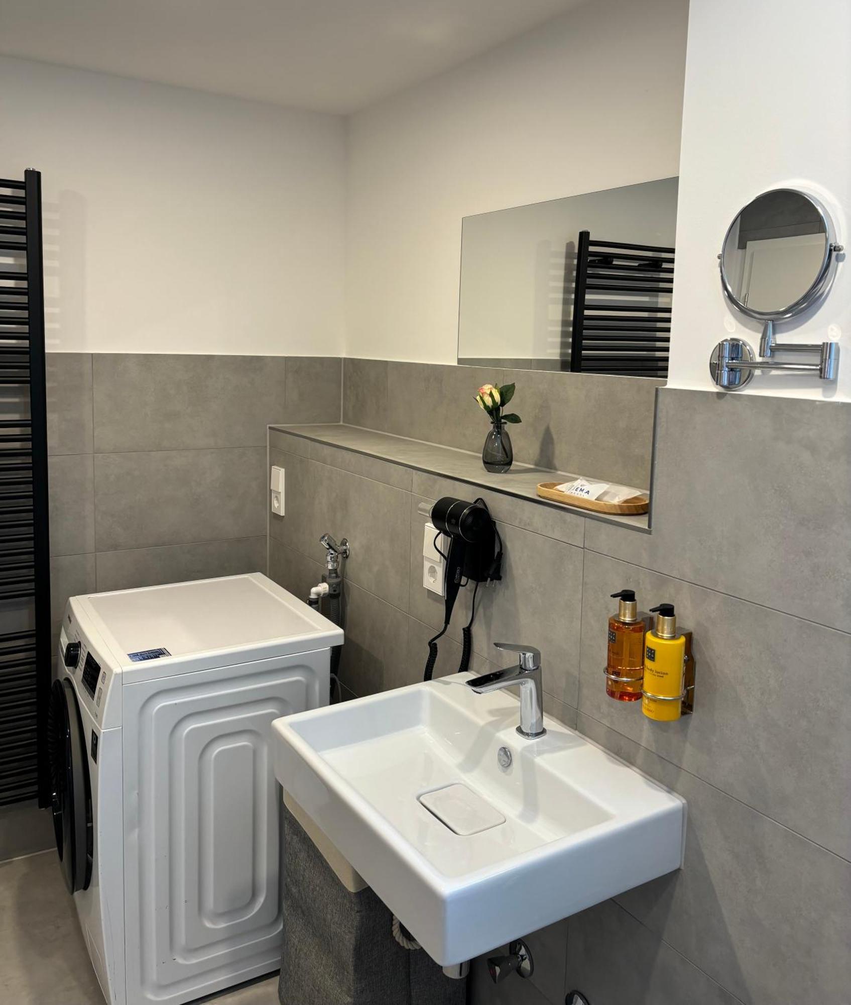 Gesamte Wohnung, Kueche, Parkplatz, Terrasse Bad Bellingen Luaran gambar